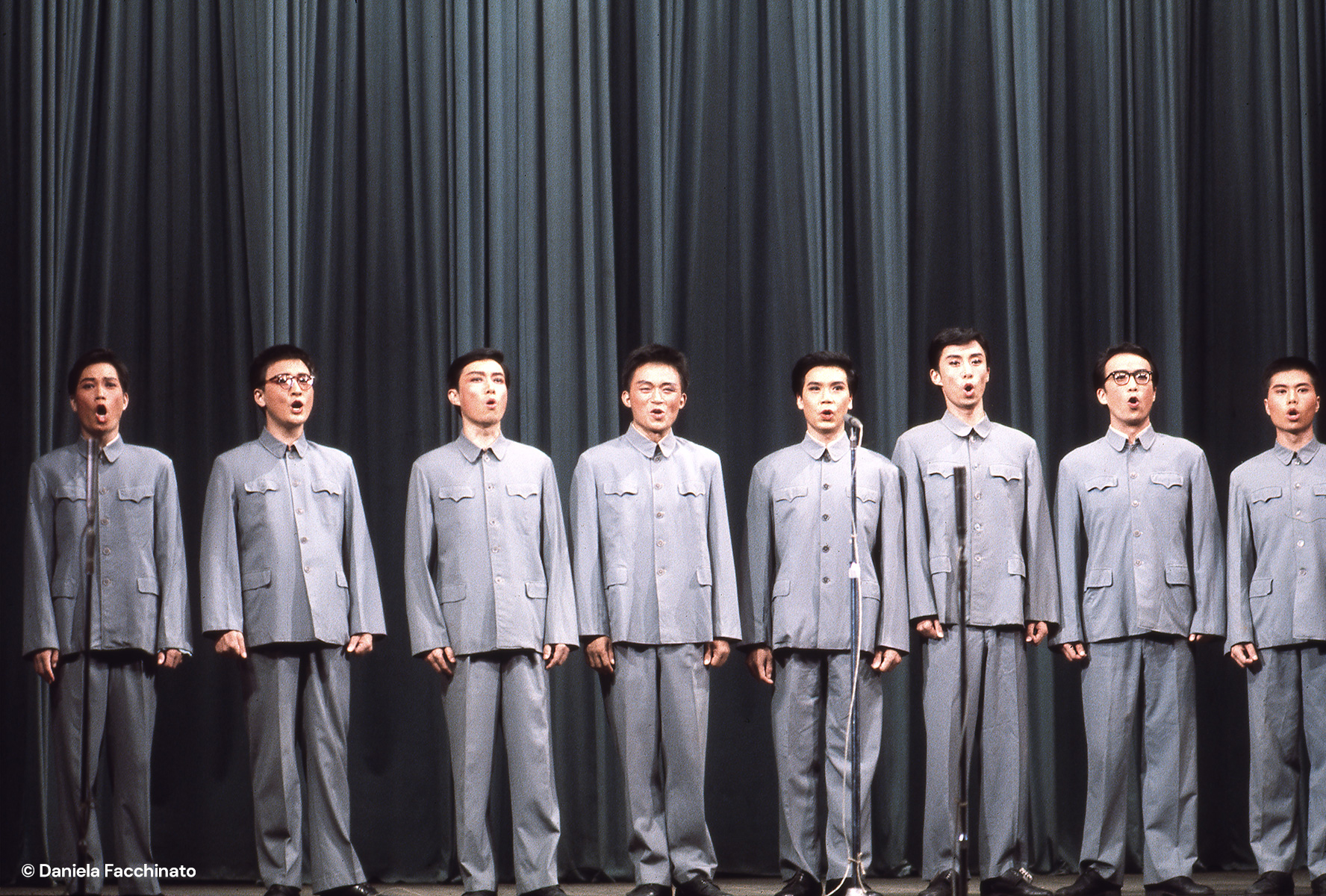 Whuan, 1976. Choir during a theatrical performance in honor of the Italian guests