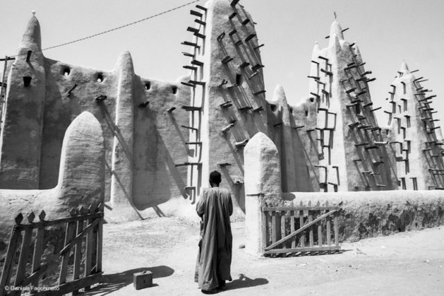 The Geat Mosque of Djennè, the largest building in the world in adobe. Region of Mopti, Mali 1989